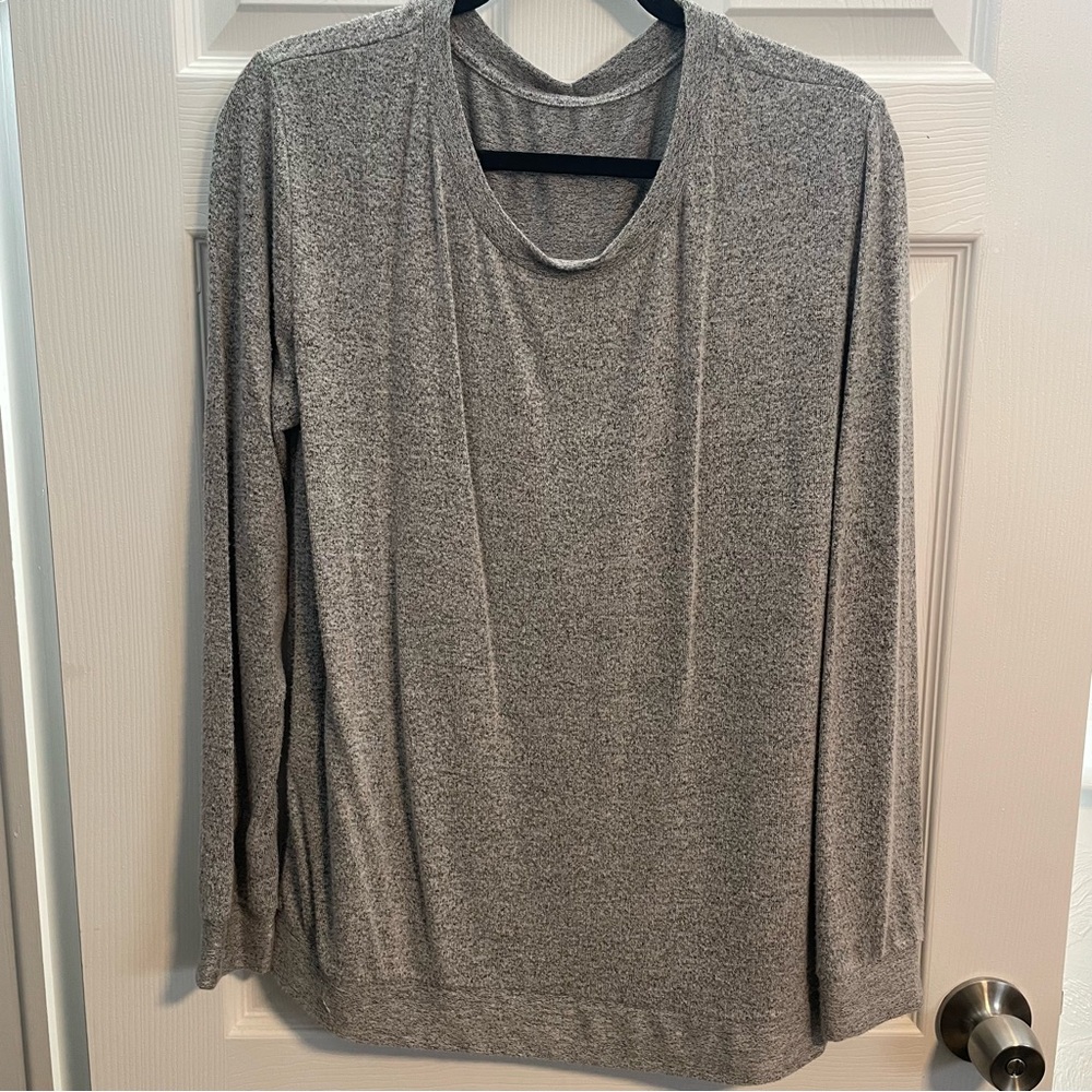 ZYIA Medium Lightweight Gray Long Sleeve Women's Top